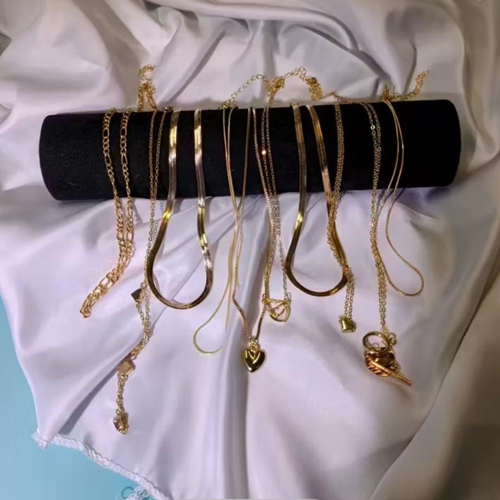 10-Piece Golden Layered Necklace Set – Mixed Chains & Charms - NWT - Herringbone - Picture 3 of 4